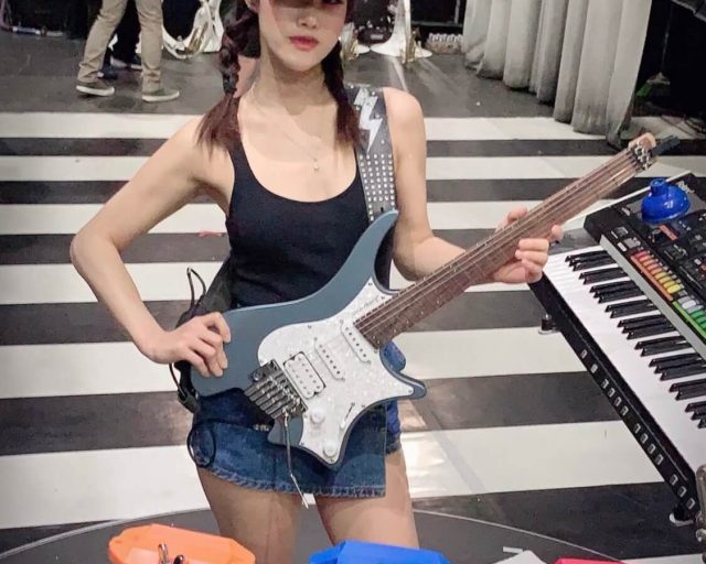 Liso Lee with headless guitar classic
